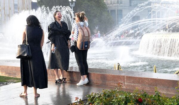 Девушки фотографируются у фонтанов Центральной аллеи ВДНХ в Москве - Sputnik Таджикистан