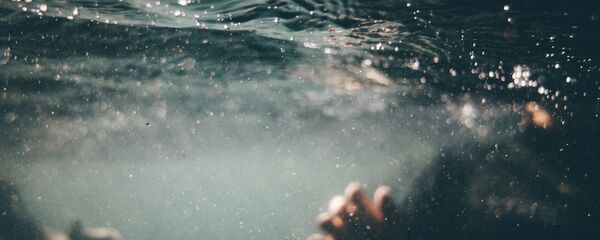 Человек под водой, архивное фото Человек под водой, архивное фото - Sputnik Таджикистан