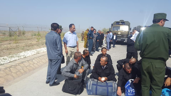 Раҳмон хоҳиши Раббонӣ дар мавриди таҳвили зиндониёнро иҷро кард - акс Раҳмон хоҳиши Раббонӣ дар мавриди таҳвили зиндониёнро иҷро кард - акс - Sputnik Тоҷикистон