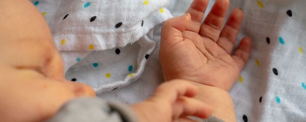 Малыш в кроватке, архивное фото Малыш в кроватке, архивное фото - Sputnik Тоҷикистон