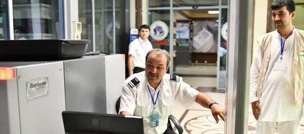 Родственники провожают паломников в хадж Родственники провожают паломников в хадж - Sputnik Таджикистан