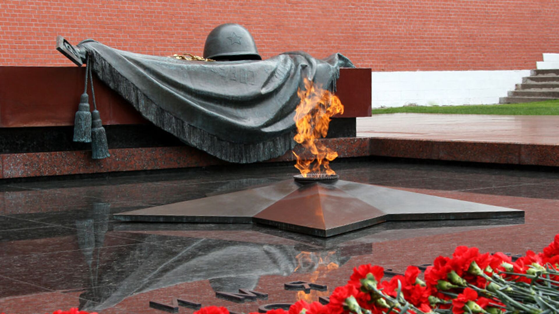 Могила неизвестного солдата у стен кремля - Sputnik Таджикистан, 1920, 09.05.2021