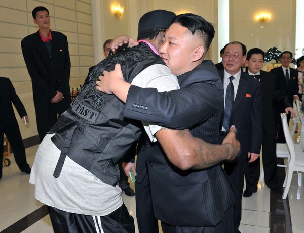 Лидер КНДР Ким Чен Ын обнимается с американским бейсболистом Дэннисом Родманом во время встречи в Пхеньяне - Sputnik Таджикистан