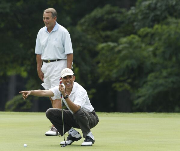 Президент США Барак Обама и спикер палаты представителей Джон Боне во время игры в гольф на авиабазе Эндрюс - Sputnik Таджикистан