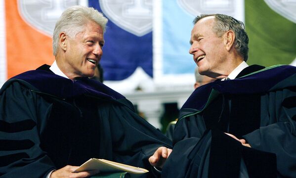 Бывшие президенты США Билл Клинтон и Джордж Буш на выступлении в Тулейнском университете в Новом Орлеане, 2006 год - Sputnik Таджикистан