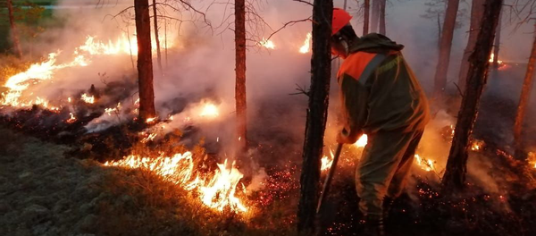 Тушение пожаров в Якутии Тушение пожаров в Якутии - Sputnik Таджикистан