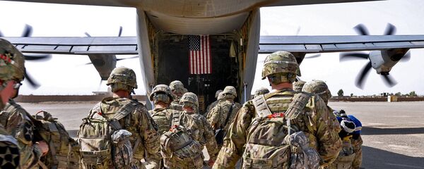 Батальон солдат США загружается в военный самолет - Sputnik Тоҷикистон