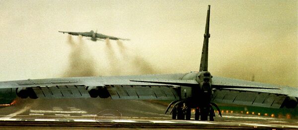 Бомбардировщик ВВС США В52 на авиабазе в Фэрфорде. 29 марта 1999 Бомбардировщик ВВС США В52 на авиабазе в Фэрфорде. 29 марта 1999 - Sputnik Таджикистан