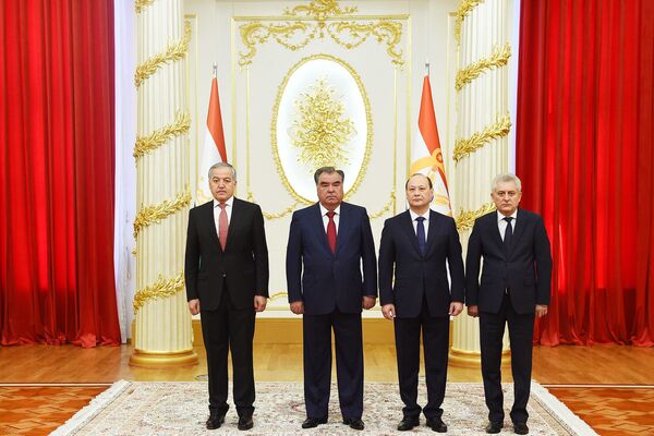 Эмомалӣ Раҳмон ба сафирони нав сиёсати хориҷии Тоҷикистонро фаҳмонд - акс - Sputnik Тоҷикистон