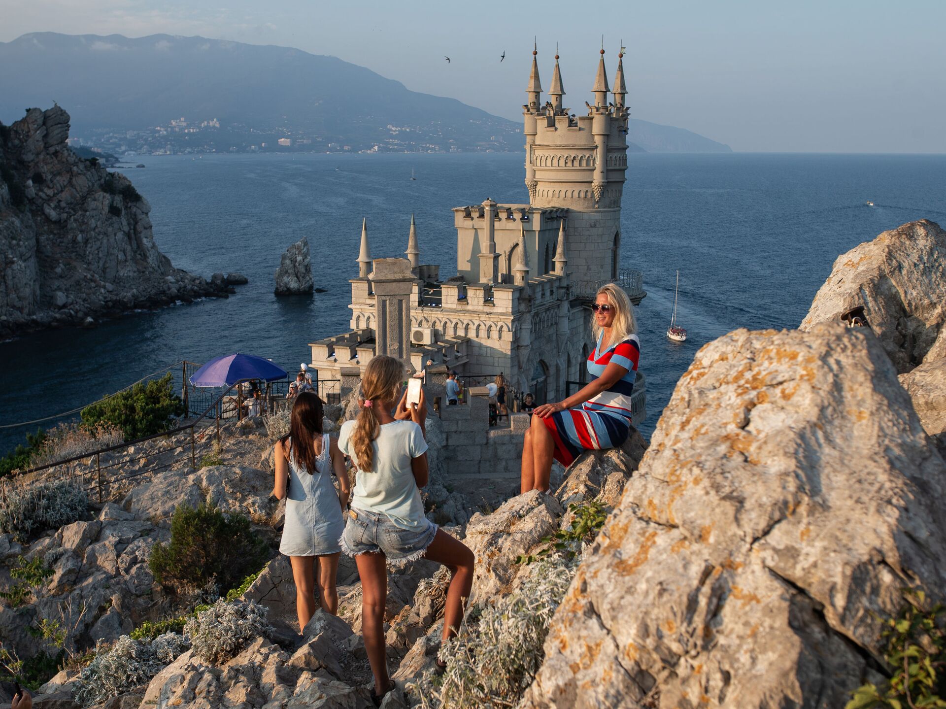 Где лучше всего жить в крыму. Замок Ласточкино гнездо в Крыму. Гаспра Ласточкино гнездо. Город Ялта Ласточкино гнездо. Замок «Ласточкино гнездо» Ялта, Крым.