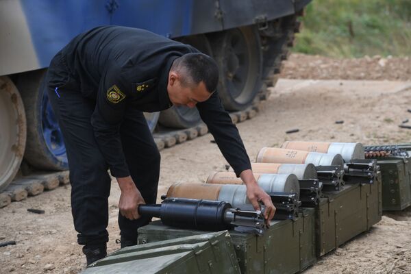 Военнослужащий подготавливает боеприпасы у танка Т-72Б3 команды армии Кыргызстана во время подготовки к международным соревнованиям Танковый биатлон-2019 на подмосковном полигоне Алабино - Sputnik Таджикистан