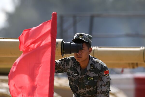 Военнослужащий команды армии Китая во время пристрелки по мишеням перед началом международных соревнований Танковый биатлон-2019 на подмосковном полигоне Алабино - Sputnik Таджикистан