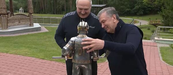 Мирзиеев подарил Лукашенко скульптуру хоккеиста  - Sputnik Таджикистан