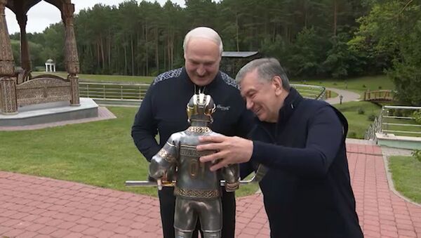 Мирзиёев подарил Лукашенко скульптуру хоккеиста  - Sputnik Таджикистан