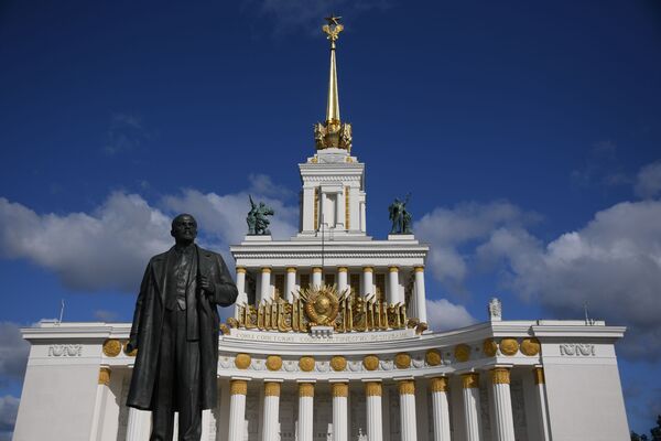 ВДНХ - 80 лет: секреты Космоса, богатство из тушенки и Че Гевара ВДНХ - 80 лет: секреты Космоса, богатство из тушенки и Че Гевара - Sputnik Таджикистан