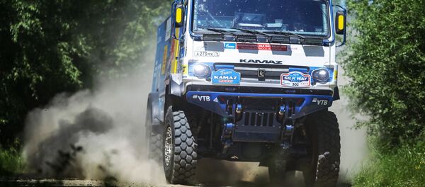 Грузовик участника ралли Шелковый путь во время прохождения этапа в Иркутской области Грузовик участника ралли Шелковый путь во время прохождения этапа в Иркутской области - Sputnik Таджикистан