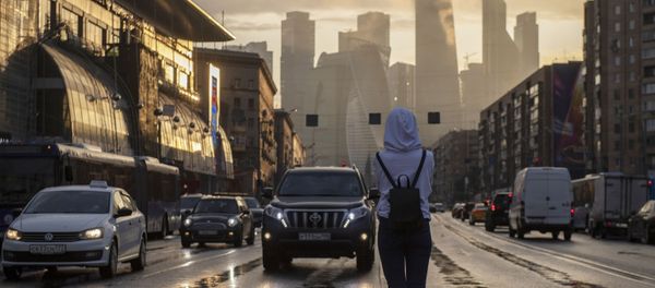 Девушка на пешеходном переходе на фоне небоскребов делового центра Москва-сити - Sputnik Таджикистан