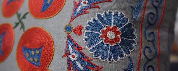 Мужчина, который владеет иглой - видео Мужчина, который владеет иглой - видео - Sputnik Таджикистан