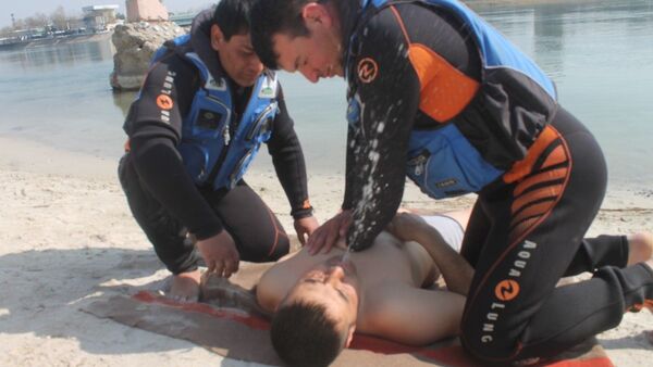 Спасатели делают искусственный массаж сердца - Sputnik Таджикистан