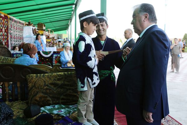 Президент Республики Таджикистана Эмомали Рахмон на ярмарке ремесел в Вахдате - Sputnik Таджикистан