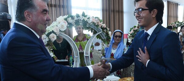 Президент Республики Таджикистана Эмомали Рахмон подарил ключи от квартир десяти семьям - Sputnik Тоҷикистон