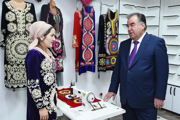 Президент Республики Таджикистана Эмомали Рахмон посетил Вахдат - Sputnik Таджикистан