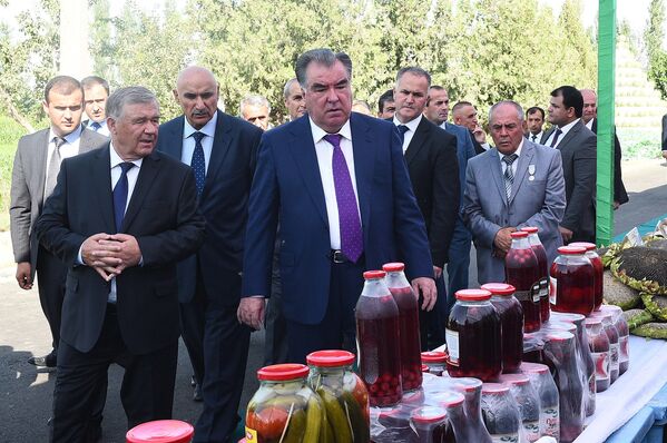 Президент Таджикистана Эмомали Рахмон посетил аграрную выставку Вахдата - Sputnik Таджикистан