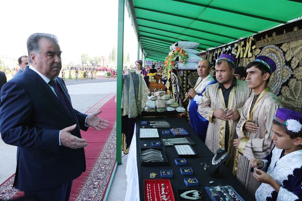 Президент Республики Таджикистана Эмомали Рахмон на ярмарке ремесел в Вахдате - Sputnik Таджикистан