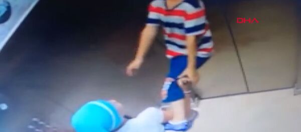 Девочка спасла младшего брата от неминуемой смерти в лифте - Sputnik Тоҷикистон