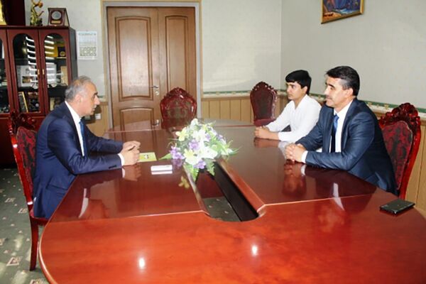 Қадрдонии вазир бо мукофоти пулӣ аз Мадина ва Манучеҳр - акс - Sputnik Тоҷикистон