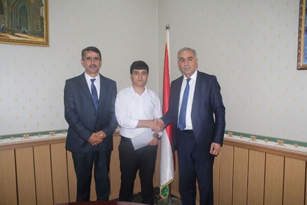 Қадрдонии вазир бо мукофоти пулӣ аз Мадина ва Манучеҳр - акс - Sputnik Тоҷикистон