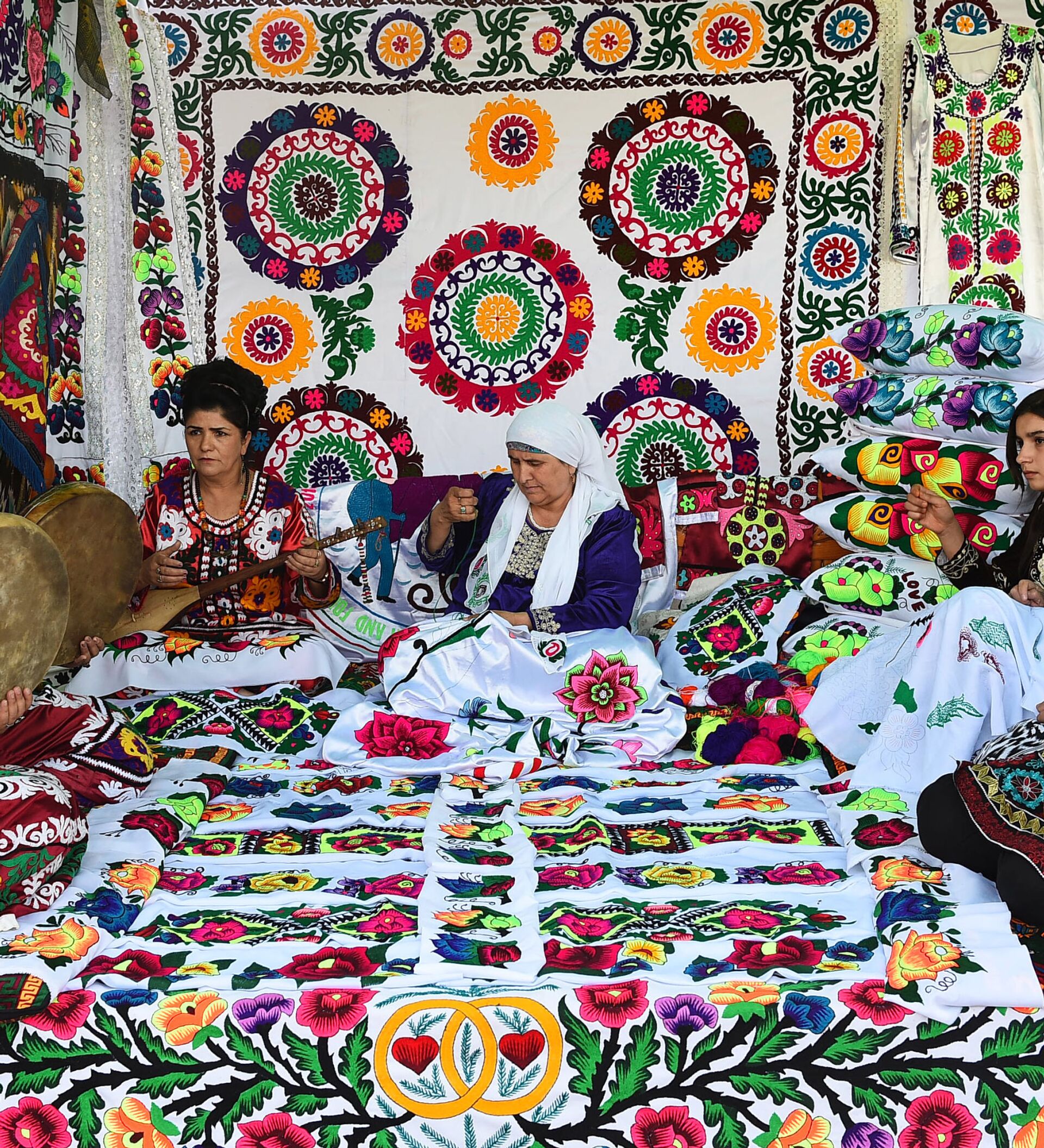 Таджикское скрытое. Город Куляб Таджикистан. Таджикистан люди. Таджикские женщины. Хатлон Таджикистан.