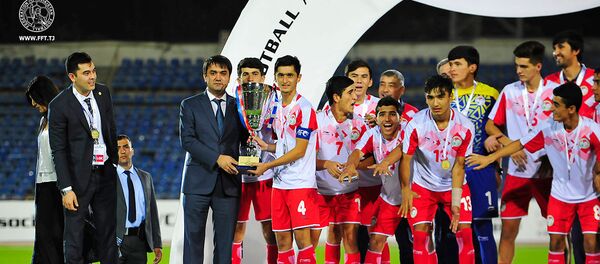  Рустам Эмомали поблагодарил молодежную сборную за победу на чемпионате CAFA-2019  - Sputnik Тоҷикистон