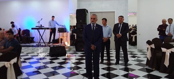 Ёдгор Файзов, раиси ВМКБ ҳангоми ифтитоҳи тарабхонаи нав дар деҳаи Пастхуфи ноҳияи Рӯшон Ёдгор Файзов, раиси ВМКБ ҳангоми ифтитоҳи тарабхонаи нав дар деҳаи Пастхуфи ноҳияи Рӯшон - Sputnik Тоҷикистон