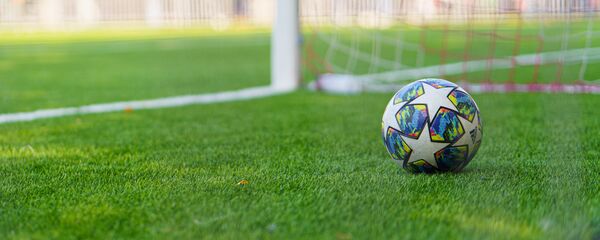 Футбольный мяч на поле, архивное фото - Sputnik Тоҷикистон