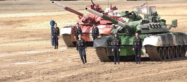 Девушки-танкистки показали класс на подмосковном Алабино - Sputnik Тоҷикистон
