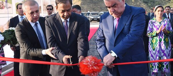 Эмомали Рахмон в Бальджувонском районе Хатлонской области сдал в эксплуатацию автомобильную дорогу Кангурт — Бальджувон — Ховалинг - Sputnik Тоҷикистон