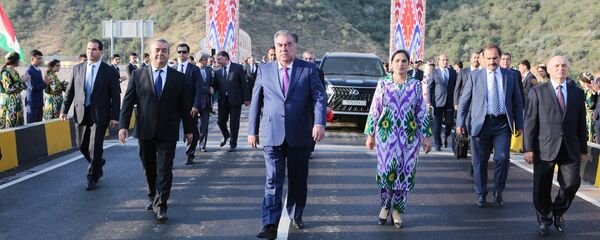 Эмомали Рахмон в Бальджувонском районе Хатлонской области сдал в эксплуатацию автомобильную дорогу Кангурт — Бальджувон — Ховалинг - Sputnik Тоҷикистон