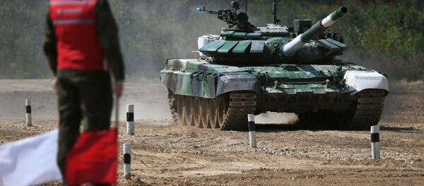 Танк Т-72Б3 команды армии Таджикистана на дистанции первого этапа Индивидуальная гонка в соревнованиях Танковый биатлон - Sputnik Таджикистан