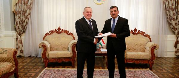 Новый посол Украины Василий Серватюк в Таджикистане вручил копию верительной грамоты - Sputnik Тоҷикистон