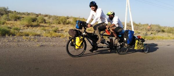 Слепой велосипедист из Италии Давиде Валакки путешествует по Центральной Азии Слепой велосипедист из Италии Давиде Валакки путешествует по Центральной Азии - Sputnik Таджикистан