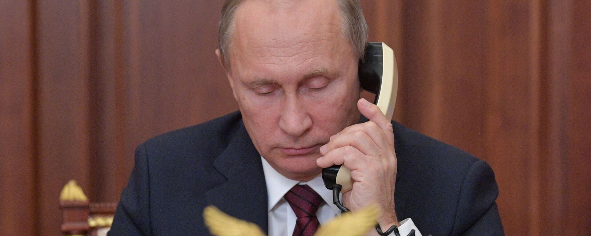 Президент РФ Владимир Путин во время телефонного разговора - Sputnik Тоҷикистон, 1920, 15.09.2021