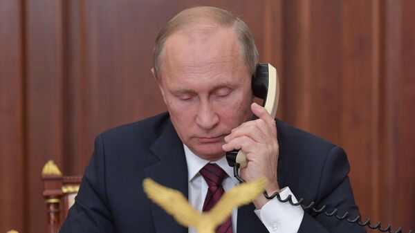 Президент РФ Владимир Путин во время телефонного разговора - Sputnik Тоҷикистон