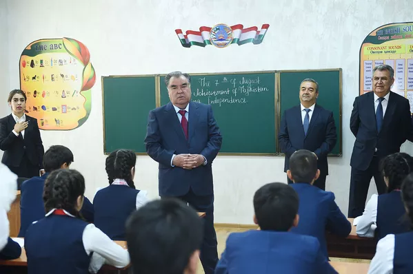 Открытие средней школы №4 в селе Лохути Ховалинского района Открытие средней школы №4 в селе Лохути Ховалинского района - Sputnik Тоҷикистон
