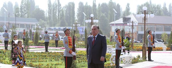 Эмомали Рахмон открыл парк культур и отдыха, государственный символ и флаг в Ховалинском районе - Sputnik Тоҷикистон