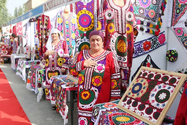 Выставка изделий с национальной вышивкой - Sputnik Таджикистан