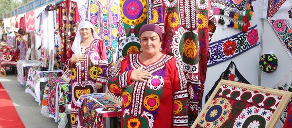 Выставка изделий с национальной вышивкой - Sputnik Тоҷикистон