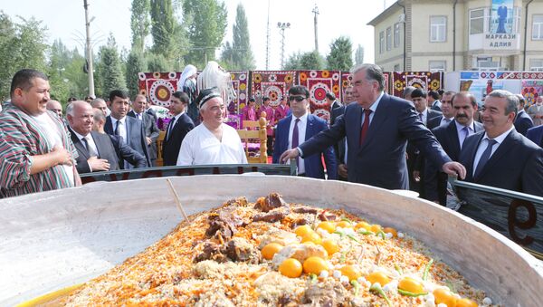 Казан плова, приготовленый к приезду президента Таджикистана в Хатлон - Sputnik Таджикистан