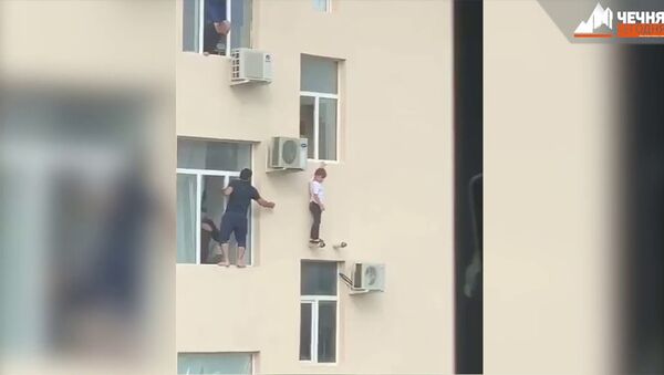 Жители Чечни спасли мальчика, висевшего на окне многоэтажки - Sputnik Таджикистан