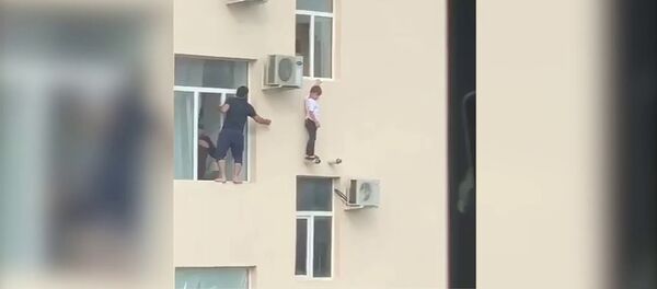 Жители Чечни спасли мальчика, висевшего на окне многоэтажки - Sputnik Таджикистан